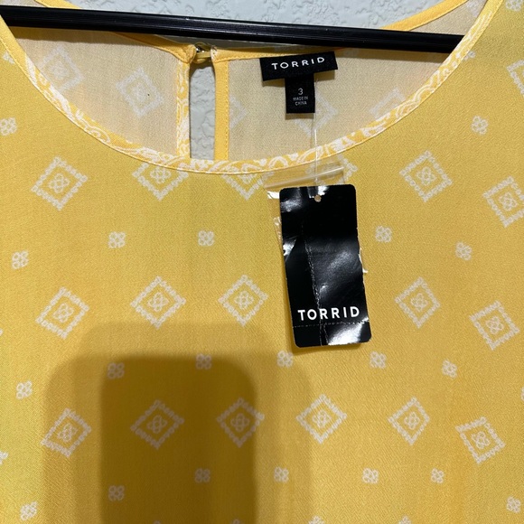 Torrid, Size 3X Tiered Blouse Yellow Keyhole Back Rayon NWT - Picture 11 of 16